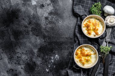 Kil kapta peynirli tavuk ve mantar güveci. Siyah arka plan. Üst Manzara. Boşluğu kopyala.