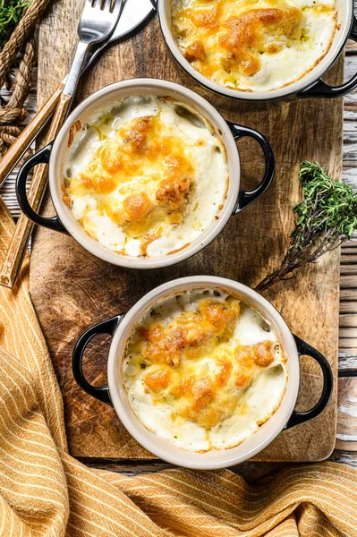 Julienne Mit Huhn Und Käse Portionsformen Auf Einem Holztisch Weißer — Stockfoto