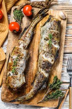 Lezzetli bir salamurada pişirilmiş fırın. Beyaz arka plan. Üst görünüm.