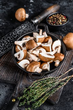 Dilimlenmiş çiğ mantar kahverengi şampiyon. Siyah arka plan. Üst görünüm.