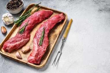 Çiğ mermer angus bifteği. Beyaz arka plan. Üst Manzara. Boşluğu kopyala.