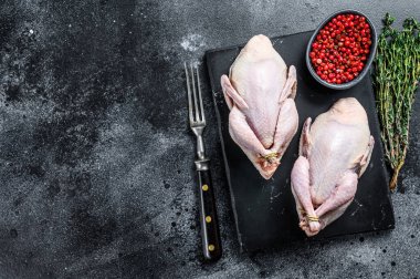 Çiftlik çevresi dostu çiğ bıldırcın pişirmeye hazır. Siyah arka plan. Üst Manzara. Boşluğu kopyala.