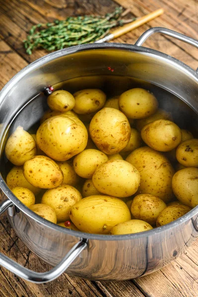 Gekochte Babykartoffeln Einem Topf Holzuntergrund Ansicht Von Oben — Stockfoto