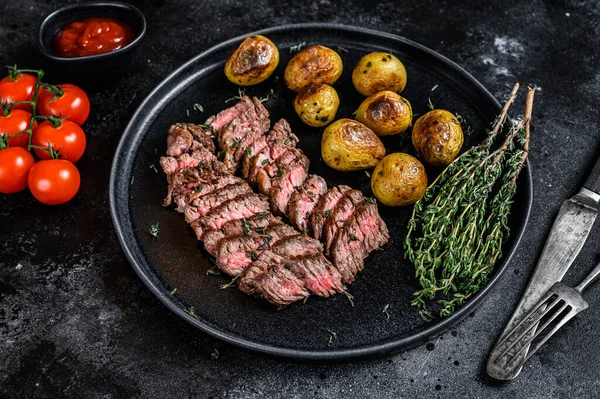 Flank Gegrild Vlees Rundvlees Biefstuk Met Gebakken Aardappel Zwarte Achtergrond — Stockfoto