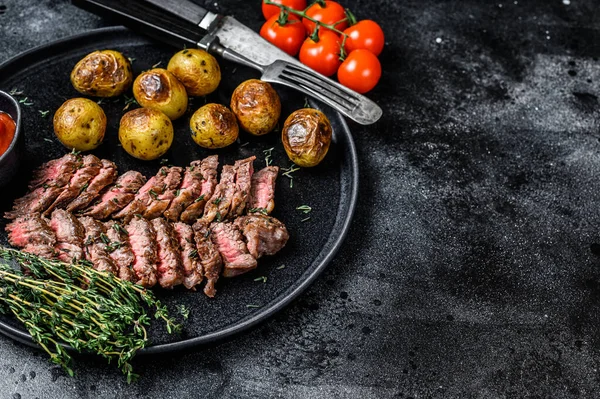 Carne Res Plancha Flank Filete Con Papas Fritas Fondo Negro —  Fotos de Stock