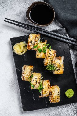 Füme yılan balığı ve salatalıklı suşi rulosu. Beyaz arka plan. Üst görünüm.