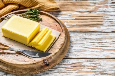 Taze tereyağı, süt ürünleri. Beyaz ahşap arka plan. Üst manzara. Boşluğu kopyala.