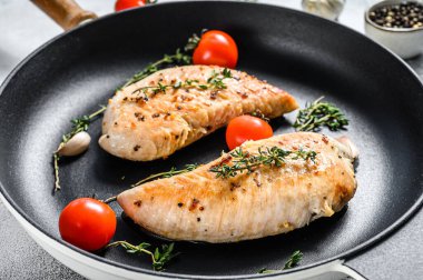 Kızartma tavasında hindi göğsü fileto. Izgara biftek. Beyaz arka plan. Üst görünüm.