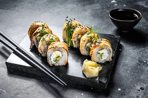 Rouleau Sushi Sushi Maki Anguille Fumée Concombre Fond Noir Vue — Photo