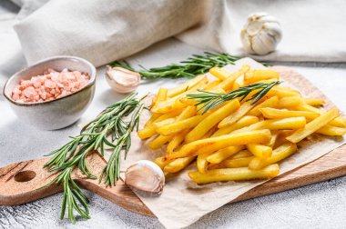 Patates kızartması, biberiyeli patates kızartması. Beyaz arka plan. Üst görünüm.