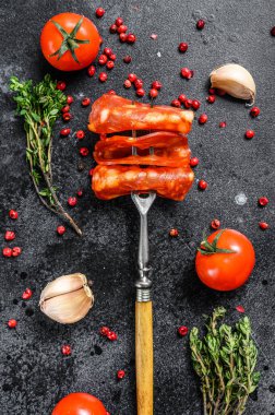 İspanyol usulü sucuklu sucuk. Pişmiş et. Siyah arka plan. Üst görünüm.