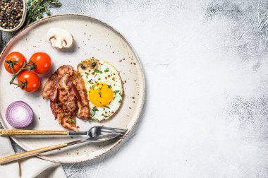 Pastırmalı, taze domatesli, mantarlı yumurta tabağı. Kahvaltı seti. Beyaz arka plan. Üst Manzara. Boşluğu kopyala.