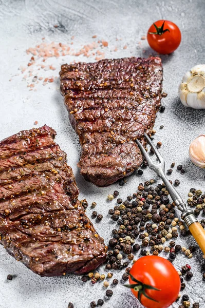 Grilovaný Denverský Steak Grilované Hovězí Šedé Pozadí Horní Pohled — Stock fotografie
