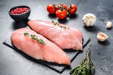 Çiğ hindi bifteği. Göğüs filetosu. Siyah arka plan. Üst görünüm