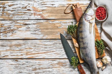 Çiğ turna balığı, kesme tahtasındaki pikelevrek balığı. Taze balık. Beyaz arka plan. Üst Manzara. Boşluğu kopyala.