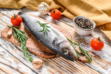 Otlu levrek balığı, çiğ deniz kabuğu. Beyaz arka plan. Üst görünüm.