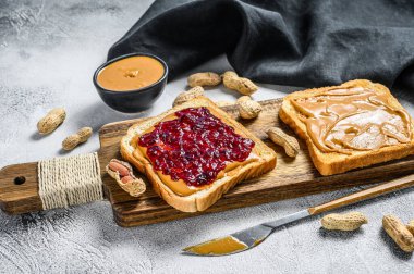 Fıstık ezmesi ve reçelli ekmek kızartması. Beyaz arka plan. Üst görünüm.