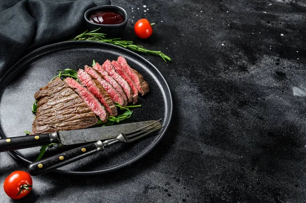 Grillé Coupé Steak Fer Plat Viande Bœuf Marbre Fond Noir — Photo