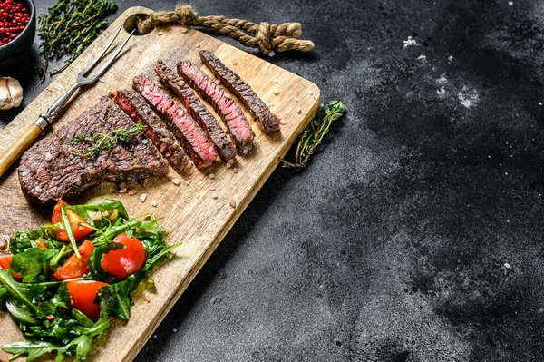Steak Croustillant Grillé Aux Épices Sur Une Planche Découper Bœuf — Photo