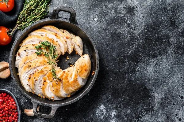 Kip Gesneden Borstfilet Een Koekenpan Gegrilde Biefstuk Zwarte Achtergrond Bovenaanzicht — Stockfoto