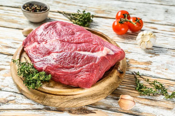 Roh Geschnittenes Rindfleisch Auf Einem Holzbrett Weißer Hintergrund Ansicht Von — Stockfoto