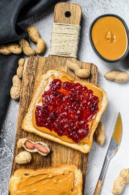 Fıstık ezmeli sandviç ve çilek reçeli. Beyaz arka plan. Üst görünüm.