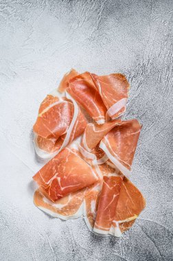 İtalyan jambonu, pişirilmiş jambon. Beyaz arka plan. Üst görünüm