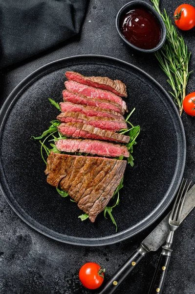Grilované Krájené Ploché Železo Steak Mramorové Hovězí Maso Černé Pozadí — Stock fotografie