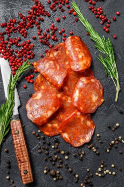 İspanyol usulü sucuklu sucuk. Pişmiş et. Siyah arka plan. Üst görünüm.