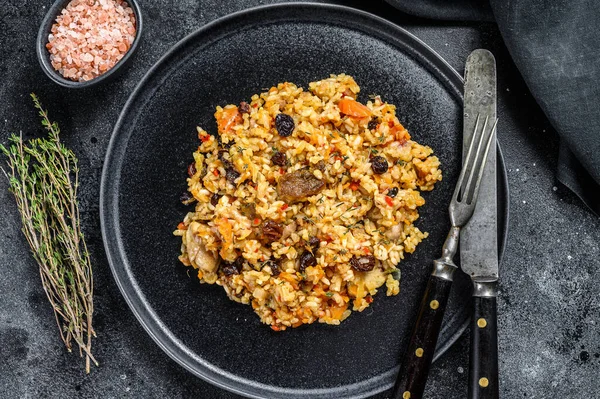 Reispilaf Mit Lammfleisch Und Gemüse Auf Einem Teller Schwarzer Hintergrund — Stockfoto