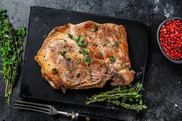 Steak Longe Porc Grillé Sur Une Planche Marbre Fond Noir — Photo