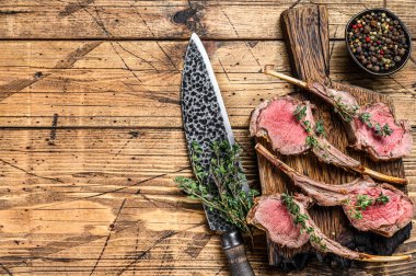 Izgara kuzu pirzola bifteği. Ahşap arka plan. Üst Manzara. Boşluğu kopyala.