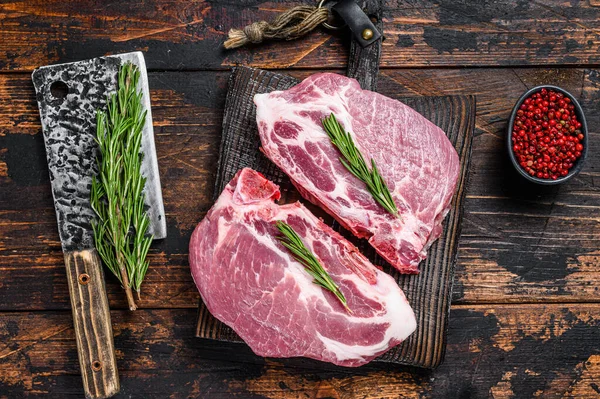 Satırıyla Kesme Tahtasının Üzerinde Otlu Çiğ Domuz Filetosu Bifteği Koyu — Stok fotoğraf