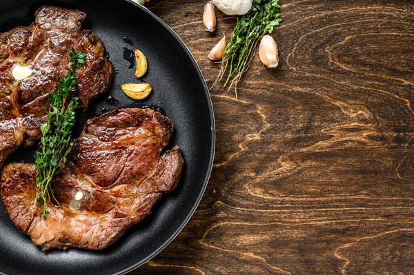 Filetes Costillas Asadas Una Sartén Fondo Madera Oscura Vista Superior —  Fotos de Stock