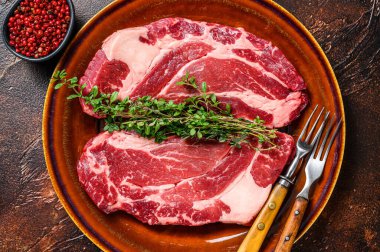 Çiğ Chuck göz devirme bifteği organik sığır eti. Karanlık arka plan. Üst görünüm.