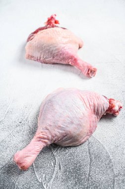 Bedava çiğ ördek bacağı. Beyaz arka plan. Üst görünüm.