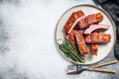 Izgara soslu domuz pirzolası. Gri arka plan. Üst Manzara. Boşluğu kopyala.