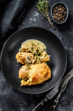 Patates püresi ve brokolili tavuk turtası. Siyah arka plan. Üst görünüm.