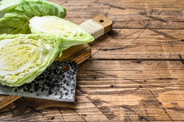 Taze yeşil uçlu lahana. Ahşap arka plan. Üst Manzara. Boşluğu kopyala.