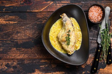 Biberiye ve sarımsaklı tavşan bacaklı güveç. Ahşap arka plan. Üst Manzara. Boşluğu kopyala.