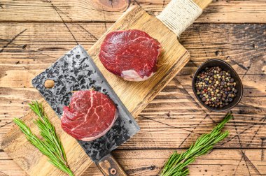 Çiğ biftek fileto fileto. Ahşap arka plan. Üst görünüm.