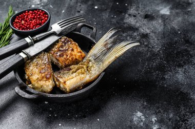 Kızarmış gümüş sazan balığı. Siyah arka plan. Üst Manzara. Boşluğu kopyala.