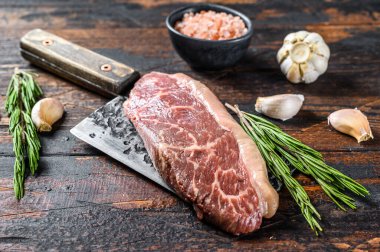 Çiğ Picanha ya da et satırının üstünde bonfile biftek. Koyu ahşap arka plan. Üst görünüm.