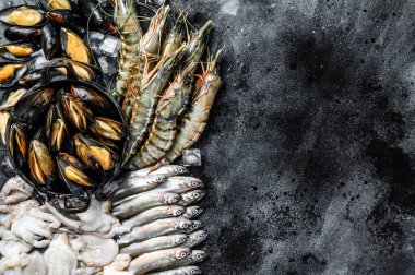 Çiğ deniz ürünleri kaplan karidesi, karides, mavi midye, ahtapot, sardalya, kokulu. Siyah arka plan. Üst Manzara. Boşluğu kopyala.