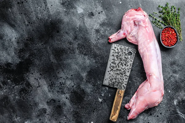Pişirme Baharatlı Çiğ Tavşan Siyah Arka Plan Üst Manzara Boşluğu — Stok fotoğraf