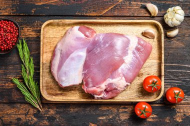 Hindi butunun çiğ filetosu. Koyu ahşap arka plan. Üst görünüm.