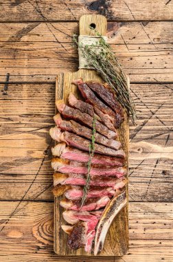 Izgara kovboy ya da baharatlı biftekli biftek. Ahşap arka plan. Üst görünüm.