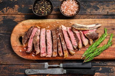 Izgara kovboy ya da baharatlı biftekli biftek. Ahşap arka plan. Üst görünüm