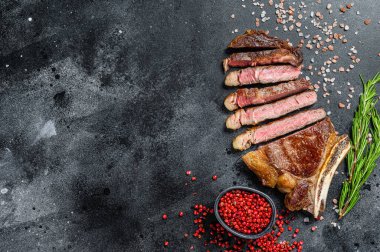 Izgara kovboy ya da baharatlı biftekli biftek. Siyah arka plan. Üst Manzara. Boşluğu kopyala.