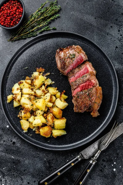 ジャガイモと焼きランプステーキ 牛肉肉 黒の背景 トップ表示 — ストック写真